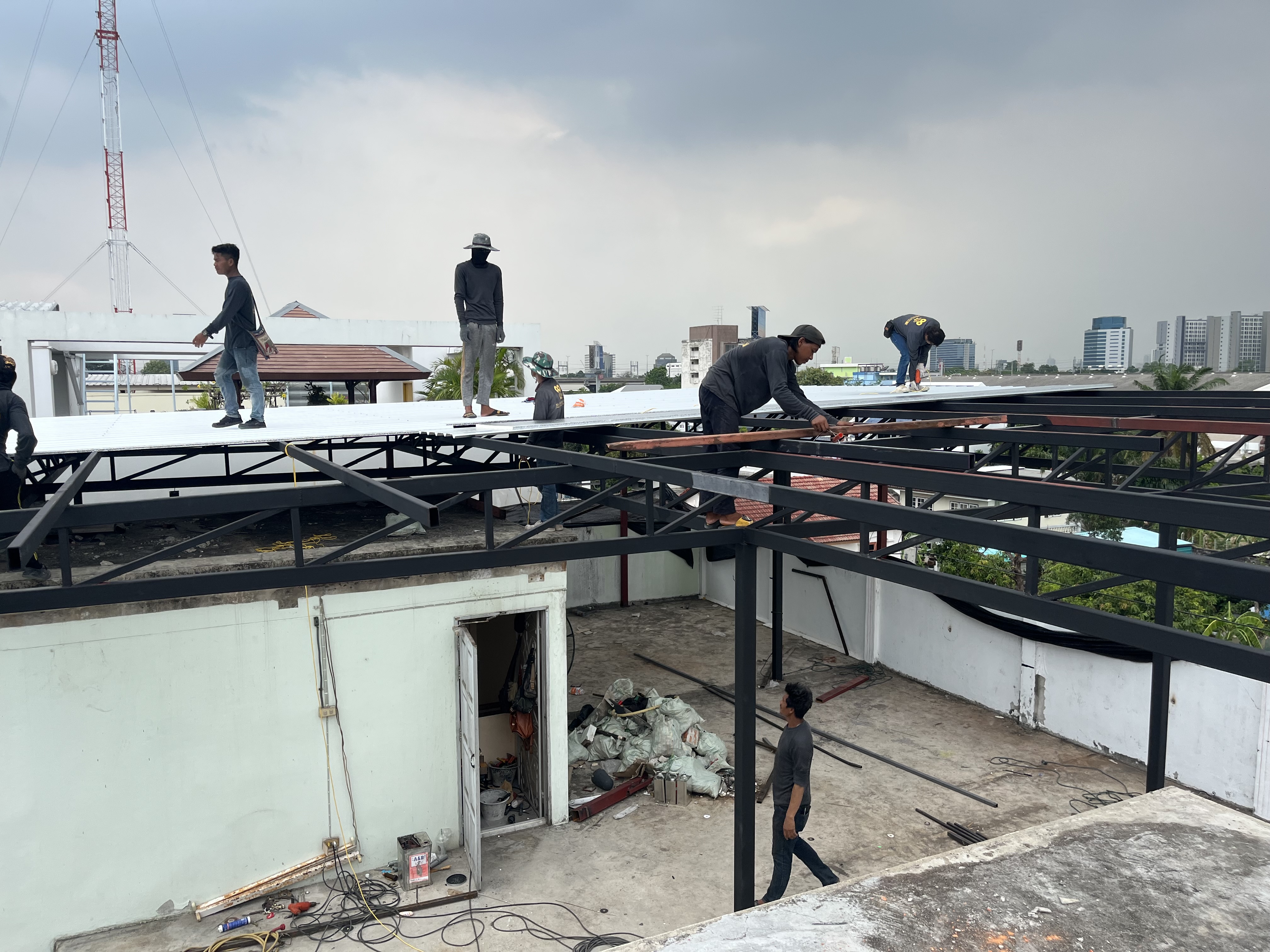 งานขึ้นโครงสร้างเหล็กรูปพรรณพร้อมมุงหลังคา