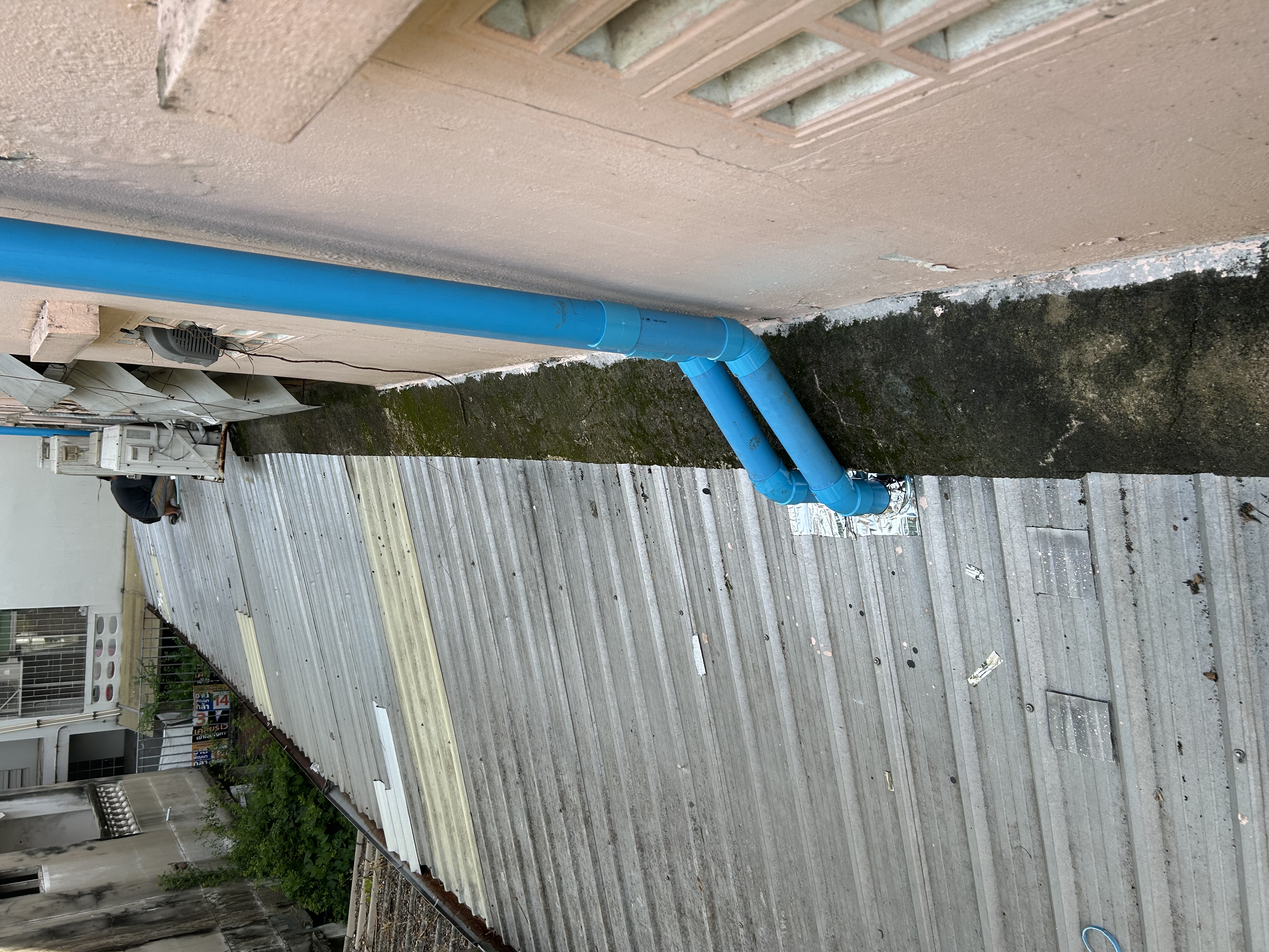 งานติดตั้งท่อน้ำทิ้งเชื่อมต่อโครงสร้างหลังคา