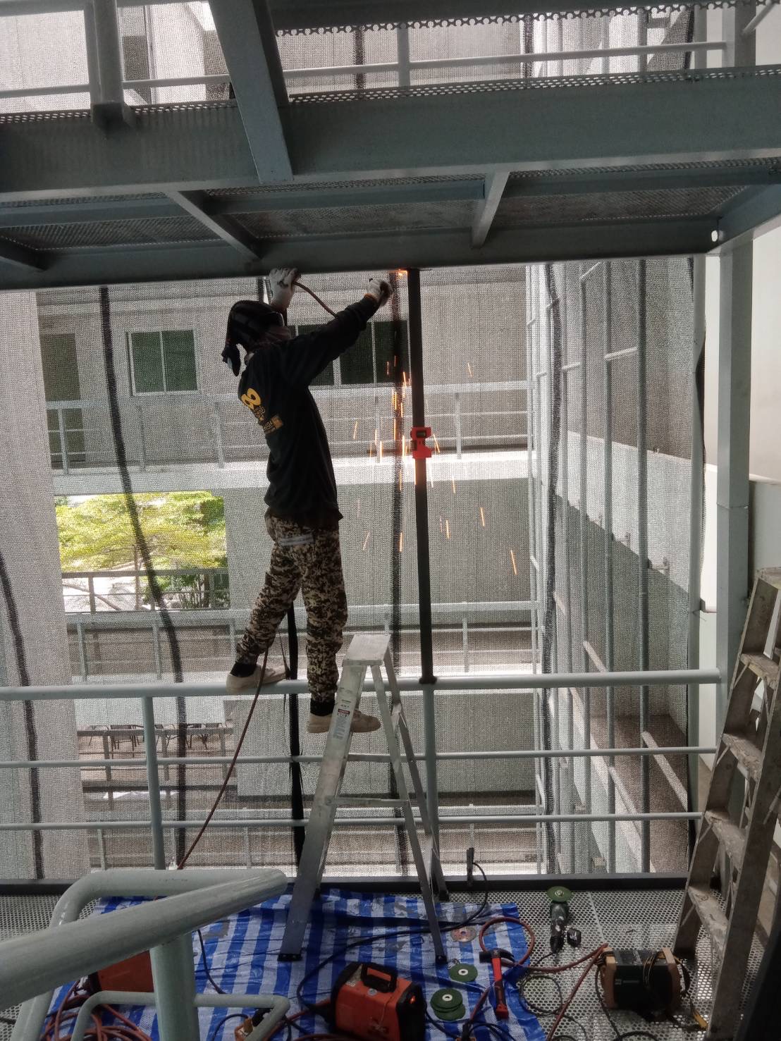 งานติดตั้งโครงสร้างเหล็ก