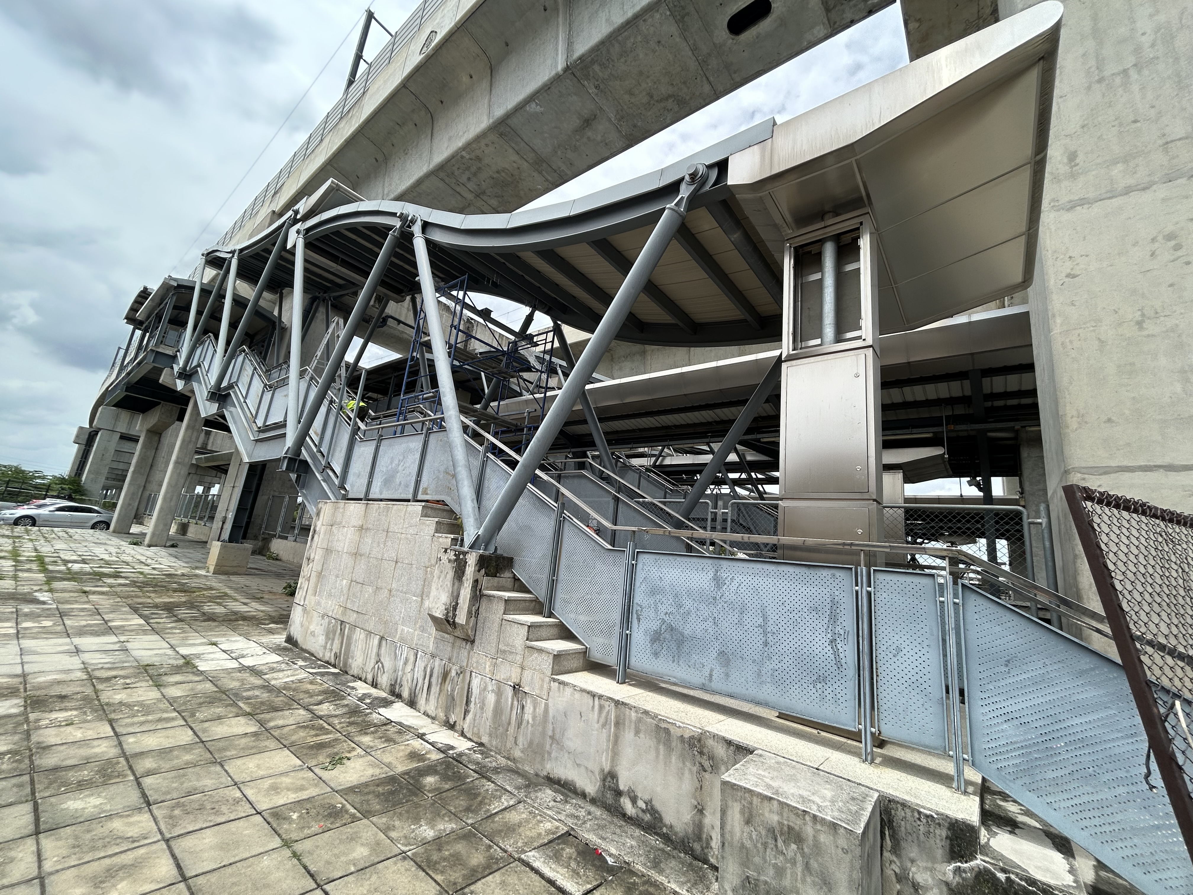 งานประกอบโครงสร้างเสาเหล็กรูปพรรณ